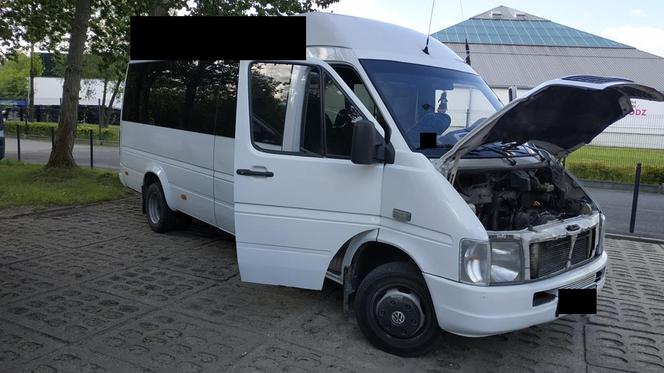 Zawiózł dzieci na wycieczkę do aquaparku. Autokar nie miał „ręcznego”, świateł i apteczki