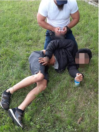 Staranował autem policjantów