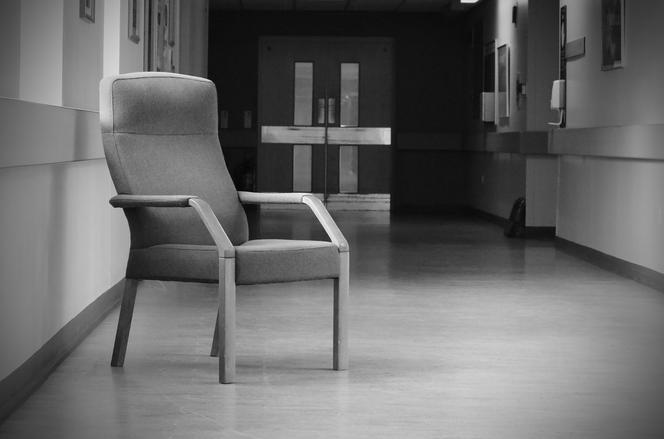 70-letni pan Władysław UMIERAŁ w szpitalu na krześle. FATALNA pomyłka lekarzy?