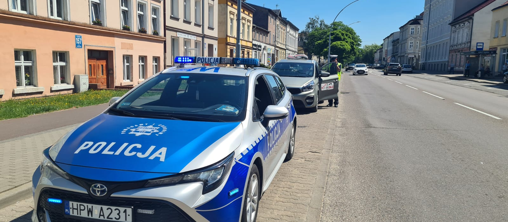 Kontrola stanu technicznego taksówek w Koszalinie Policjanci