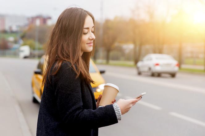rozmowa telefon komórka ulica