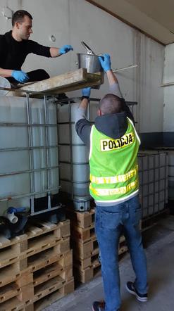 Policja zrobiła płyn do dezynfekcji