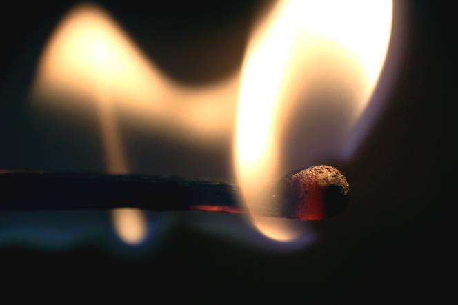 Elbląg. Skrępował 28-latkę taśmą, a później podpalił! Prokuratura: Szczególne okrucieństwo