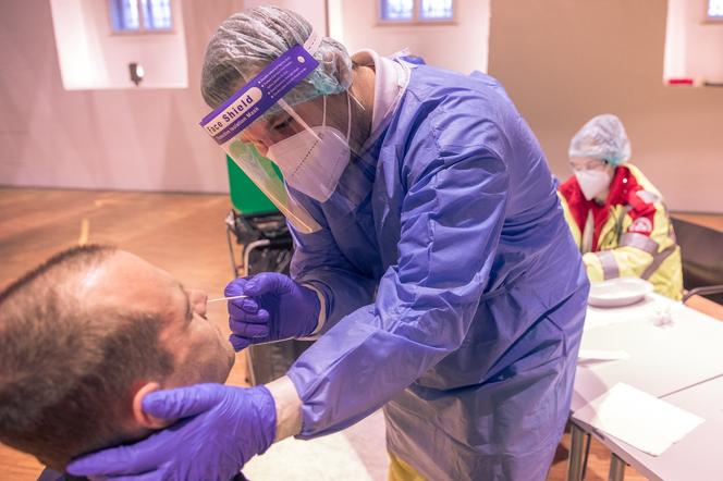 Łódź: Na lotnisku ruszył punkt testowania na Covid-19. Kto i na jakich zasadach może się zbadać?
