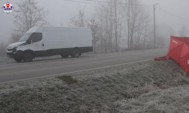 Śmiertelny wypadek w Kostyrach. Samochód dostawczy potrącił 77-letnią kobietę
