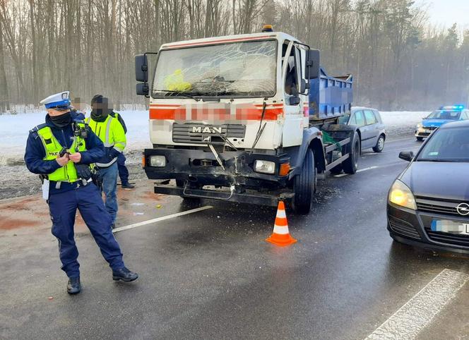 Ciężarówka uderzyła w miejski autobus! KARAMBOL w Białymstoku. Policjanci mają ważny apel!