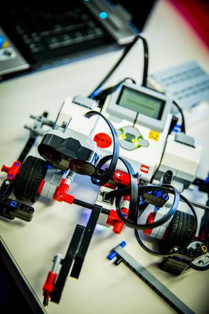 Robot stworzony z klocków LEGO