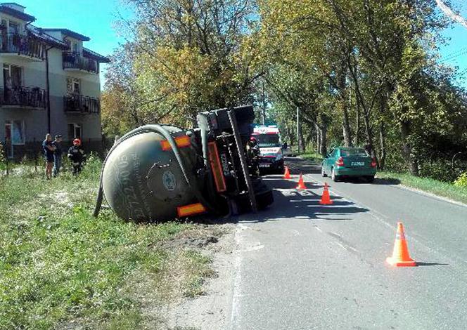 Przewrócona szambiarka