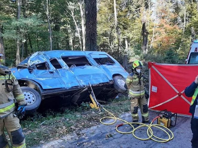 Pod Bochnią ciągnik zderzył się z busem przewożącym niepełnosprawnych. Nie żyje jedna osoba