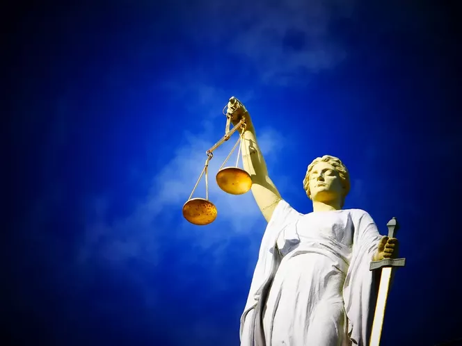 Płock: Na ławie oskarżonych adwokaci i lekarze. Wyrok wyda sędzia, który skazał Trynkiewicza