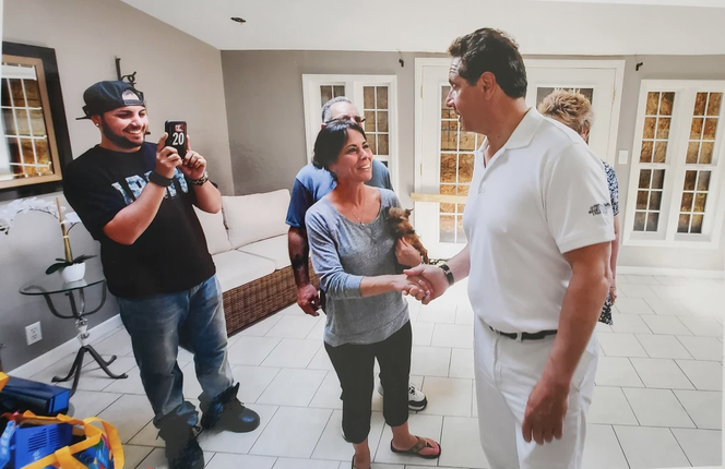 Andrew Cuomo (64 l.) w domu Sherry Vill (55 l.) w 2017