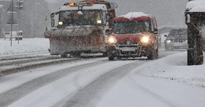 Intensywne opady śniegu w Trójmieście 8.02.2021. Od popołudnia na gdańskich ulicach pracuje ponad 60 pojazdów - płógoposypywarek i ciągników