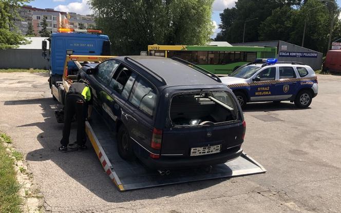 Straż Miejska w Elblągu pozbywa się wraków pojazdów zaśmiecajacych ulice miasta!