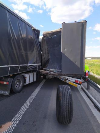 Zderzenie dwóch ciężarówek pod Lesznem. Ich kierowcy wyszli cało