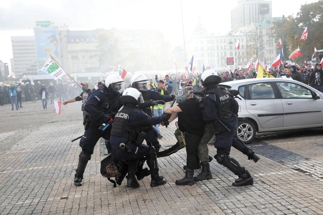Protest antycovidowców i przedsiębiorców na Placu Defilad