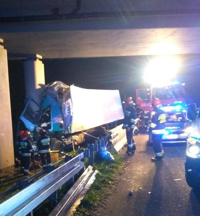 Kabina kierowcy została zmiażdżona! Groźny wypadek na A2 koło Poznania
