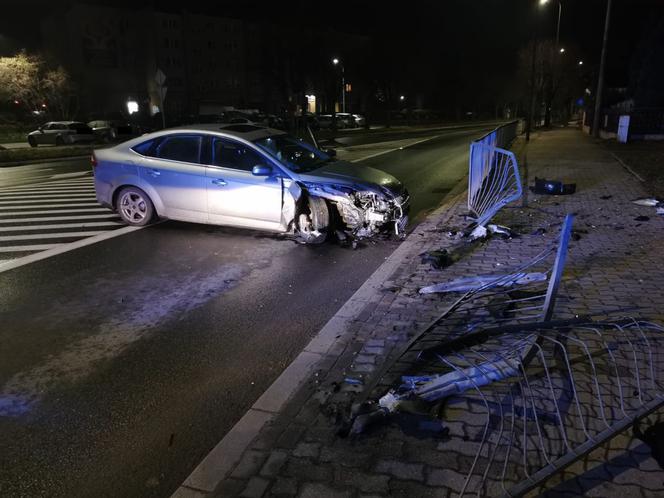 Bełchatów. Zjechał na chodnik i uderzył w barierki. Był kompletnie pijany