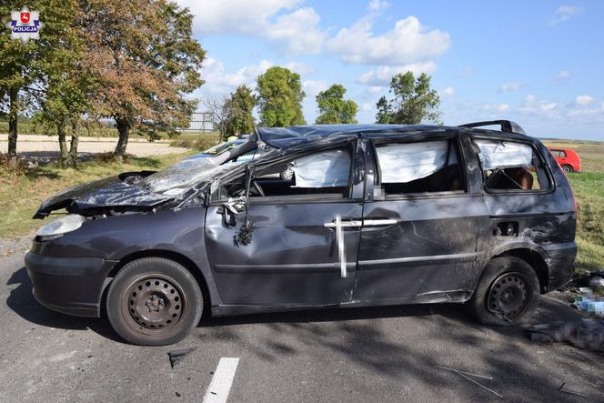 Wypadek podczas wyprzedzania. Kierowca citroena w szpitalu