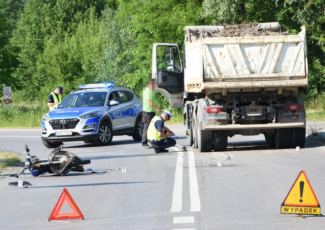 Motorowerzysta zderzył się z ciężarówką