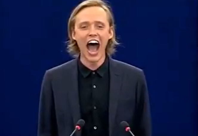 Bartosz Bielenia krzyczy w Strasburgu