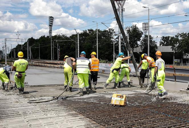 Wylewają beton na wiadukcie na Oleskiej