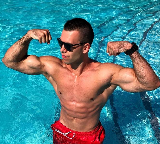 Hotel Paradise 3: Kuba Wójcik spotkał się z falą hejtu. Poważne zarzuty wobec uczestnika ze Śląska! Posypały się gromy