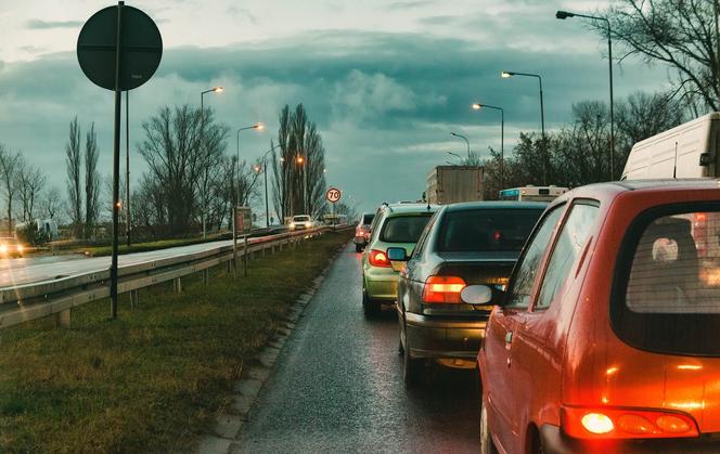 Olsztyn. Zaparkował auto NA ŚRODKU DROGI. Interweniowało czterech mężczyzn