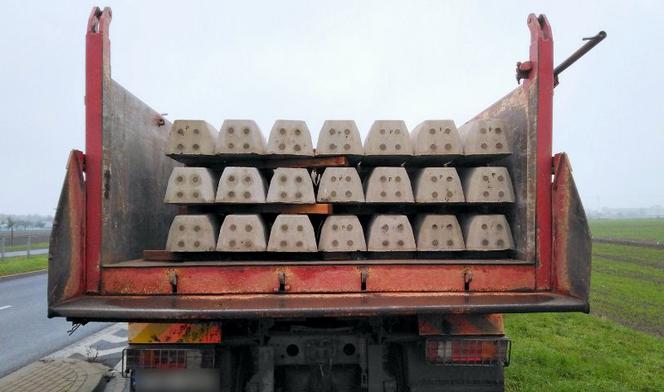 Przewoził betonowe podkłady kolejowe bez zabezpieczeń. To mogło skończyć się tragicznie