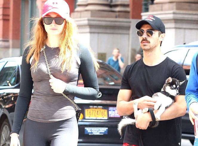 Joe Jonas i Sophie Turner z psem