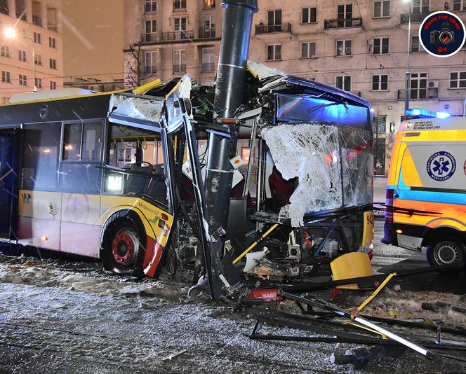 Autobus miejski uderzył w słup