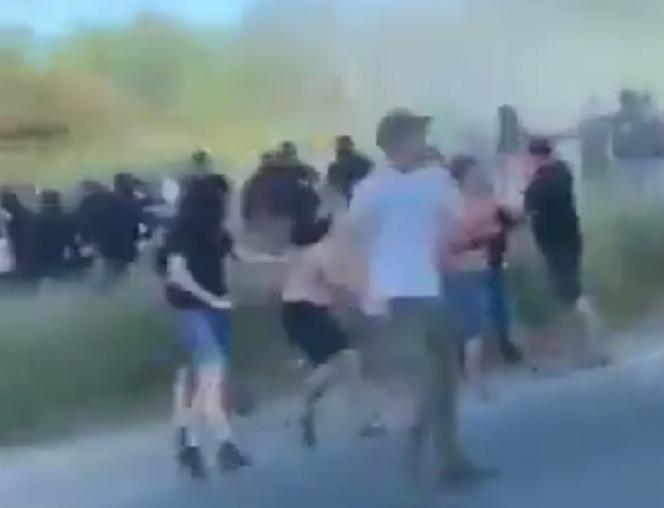 Zadyma kibiców na autostradzie