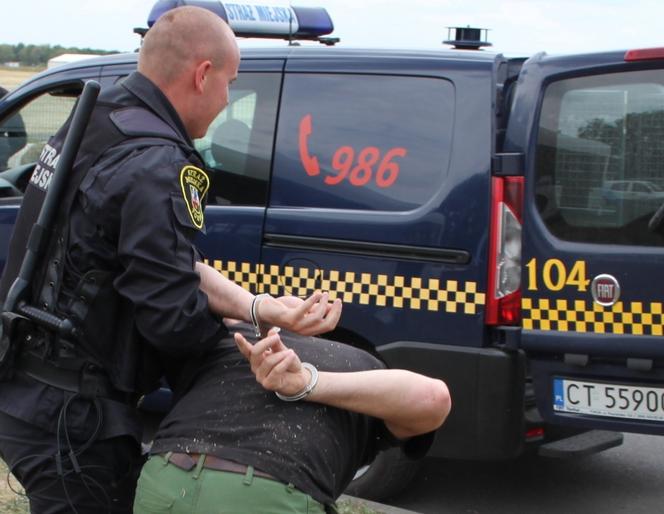 Krzyczał, że WYSADZI WSZYSTKO w powietrze! Nocna akcja strażników i policji w Toruniu
