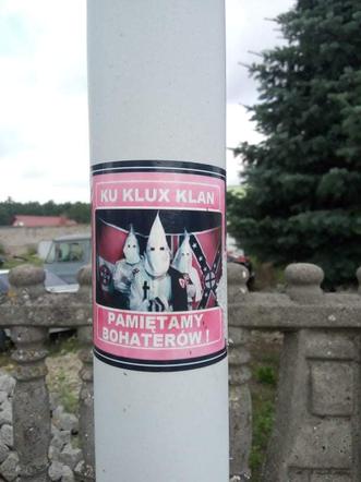 Wiadomo, kto w Dąbczu rozwiesił naklejki nawołujące do przemocy