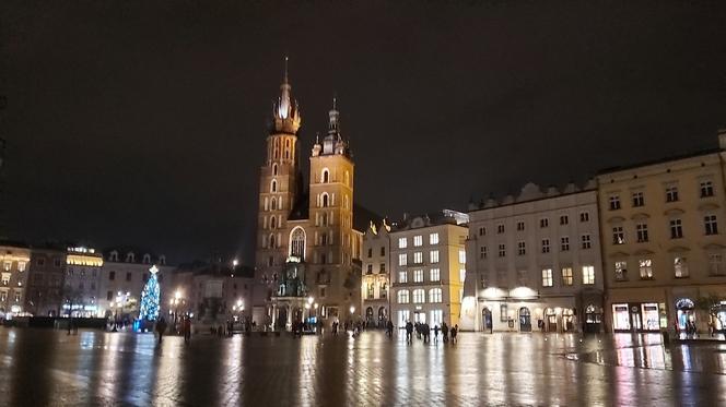 Na krakowskim Rynku pojawiły się już pierwsze świąteczne iluminacje