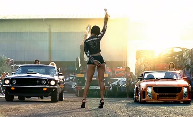Muzyka do jazdy samochodem - nasza propozycja Rihanna Shut Up and Drive - kadr z teledysku