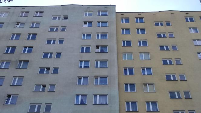 Toruń: Czterolatek wypadł z wieżowca. Świadkowie relacjonują przerażający moment!
