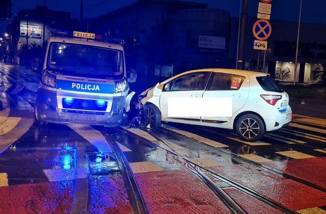 Wypożyczonym autem uderzył w radiowóz