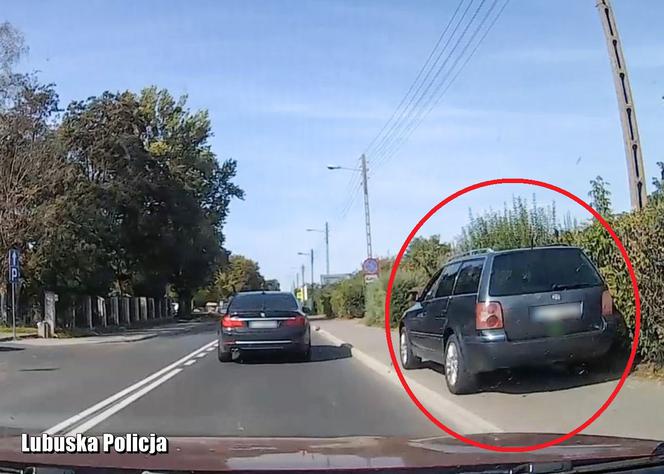 Cham w Passacie omija korek chodnikiem