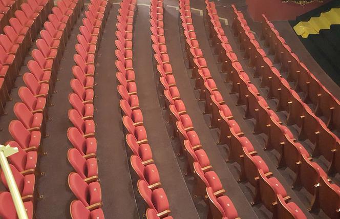 Puste fotele w teatrze