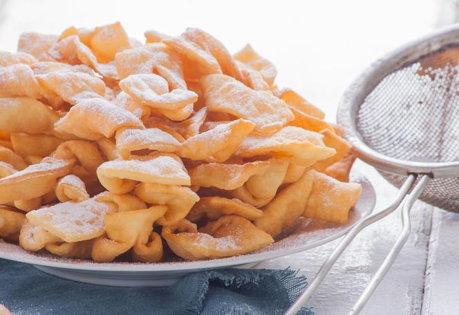 Faworki z ciasta francuskiego - smażone ciasteczka w 15 minut