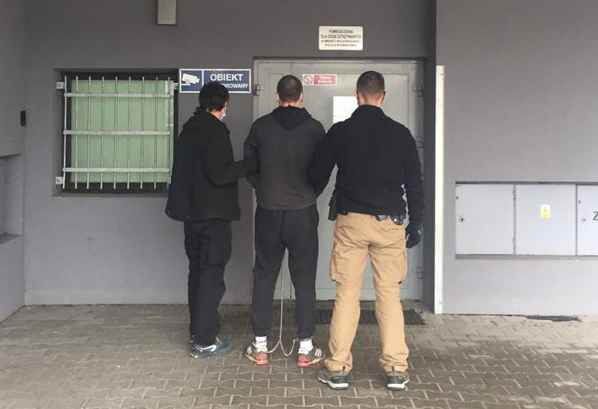 Pod Myślenicami policja zatrzymała GROŹNEGO PRZESTĘPCĘ. 22-latek ukrywał się przed wymiarem sprawiedliwości