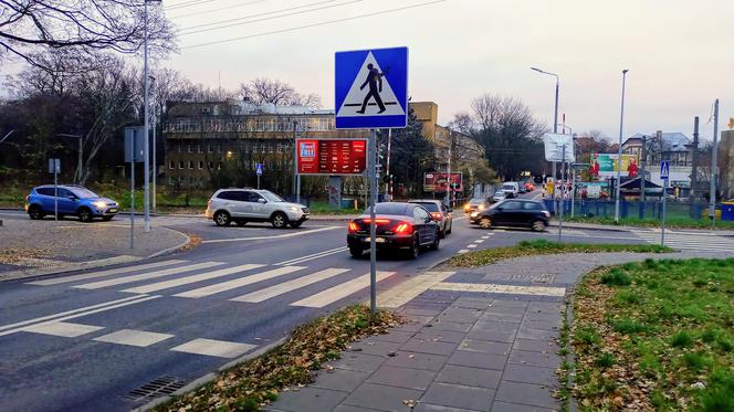 Niecodzienna sytuacja przy szczecińskim stadionie. Znaki drogowe... przypominają o meczu!
