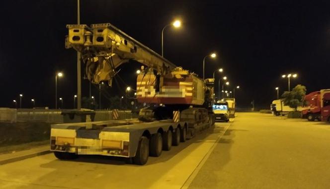 Nienormatywny transport o masie 113 ton podróżował ulicami bez pilotów