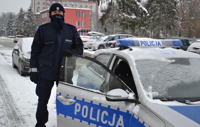 Tarnów. Nastolatek do nauki miał tylko telefon. Dzięki dzielnicowemu dostał własny komputer