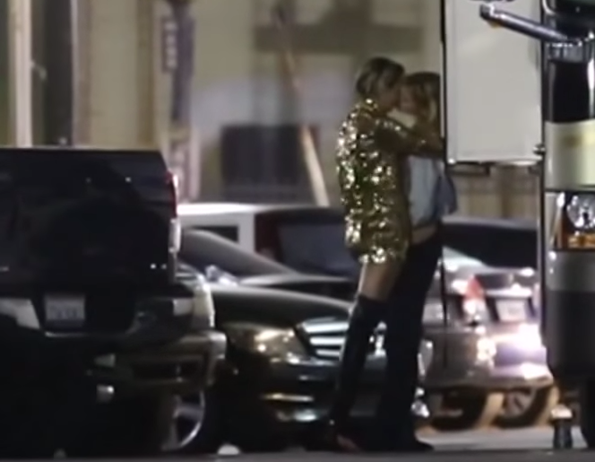 Miley Cyrus całuje Stelle Maxwell - kadr z nagrania