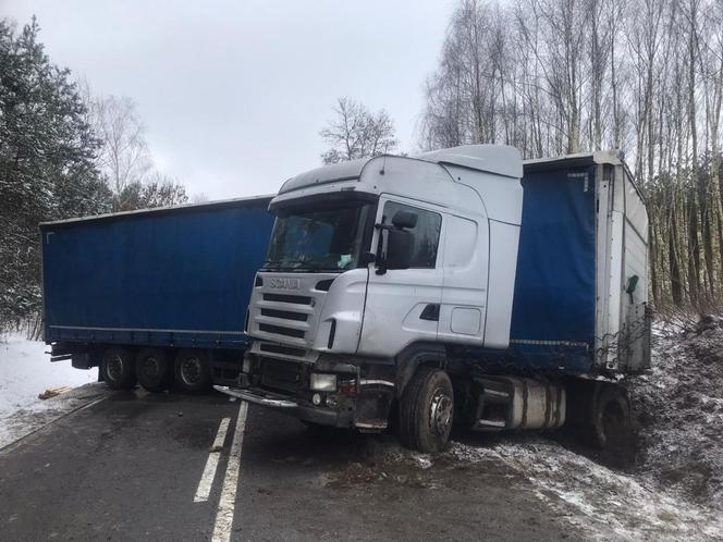 Wierzchy. Ciężarówka wpadła w poślizg i skończyła w rowie. Zgubiła swój ładunek