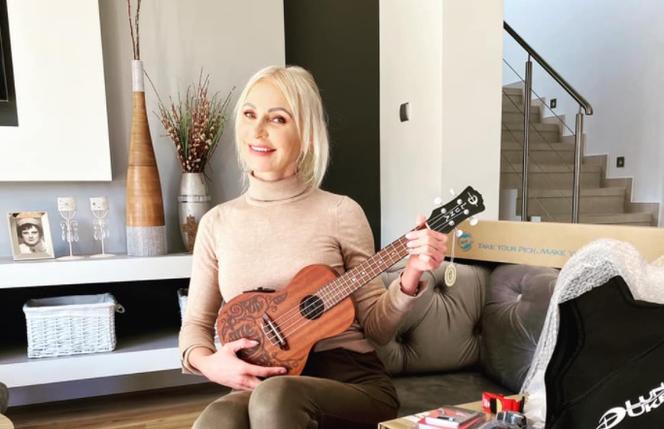 Elwira Mejk uczy się grać na ukulele
