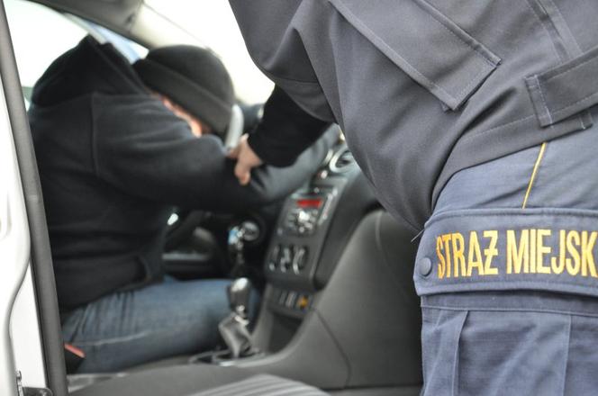Nad ranem urządził sobie dyskotekę pod blokiem. Gdy próbował uciec staranował radiowóz