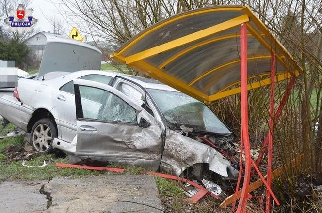 Horodyszcze: Samochód staranował przystanek i kapliczkę! Koszmarny widok
