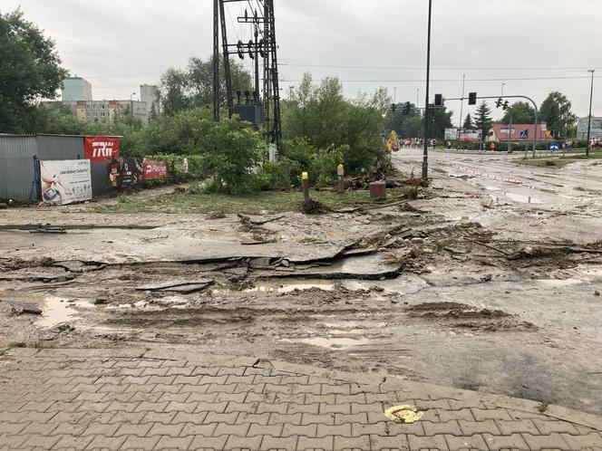Zniszczone skrzyżowanie ulicy Grabowej i Barskiej